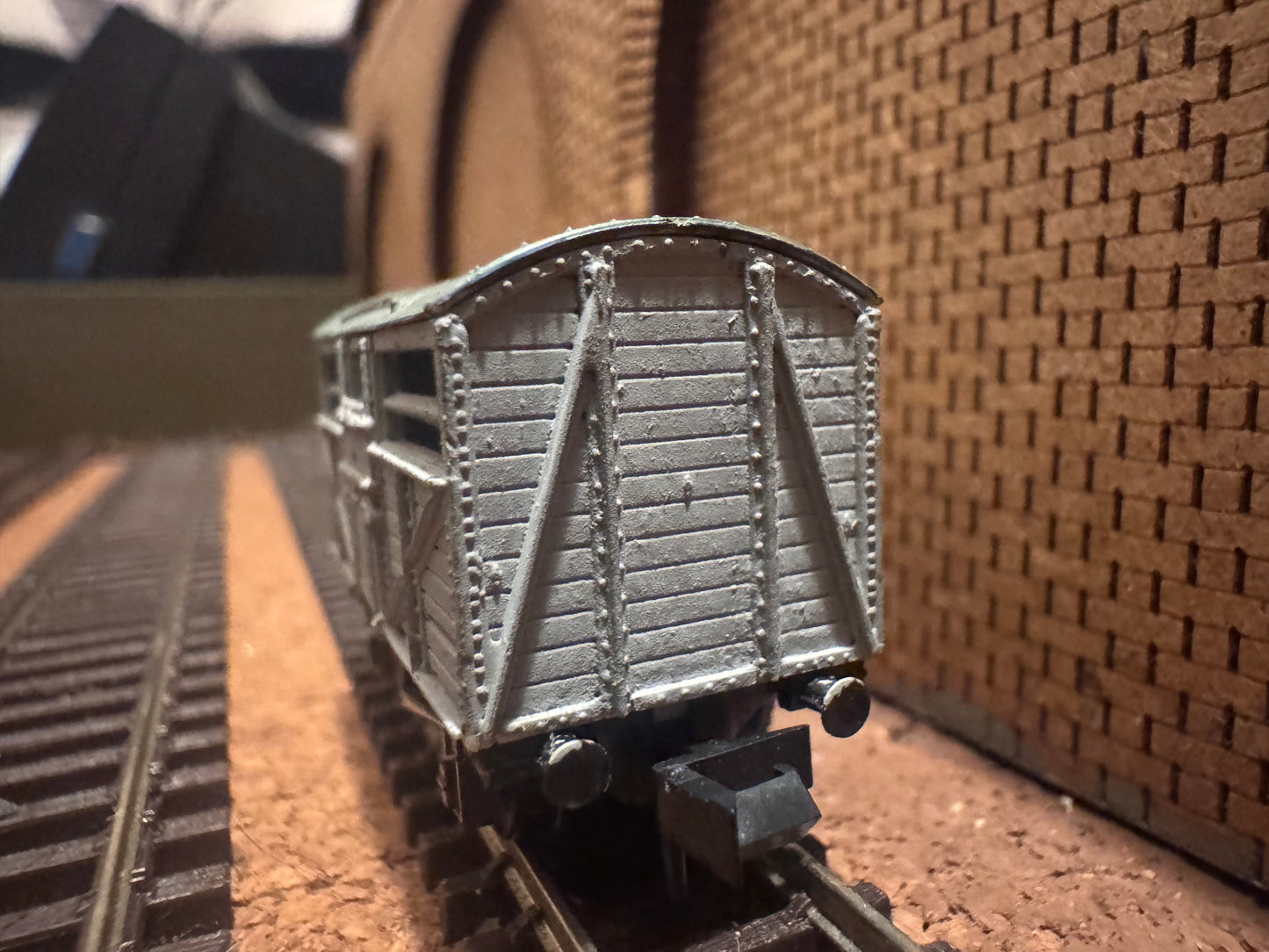 Peco KNR-45 (N Gauge) Cattle Wagon in Unbranded Grey 