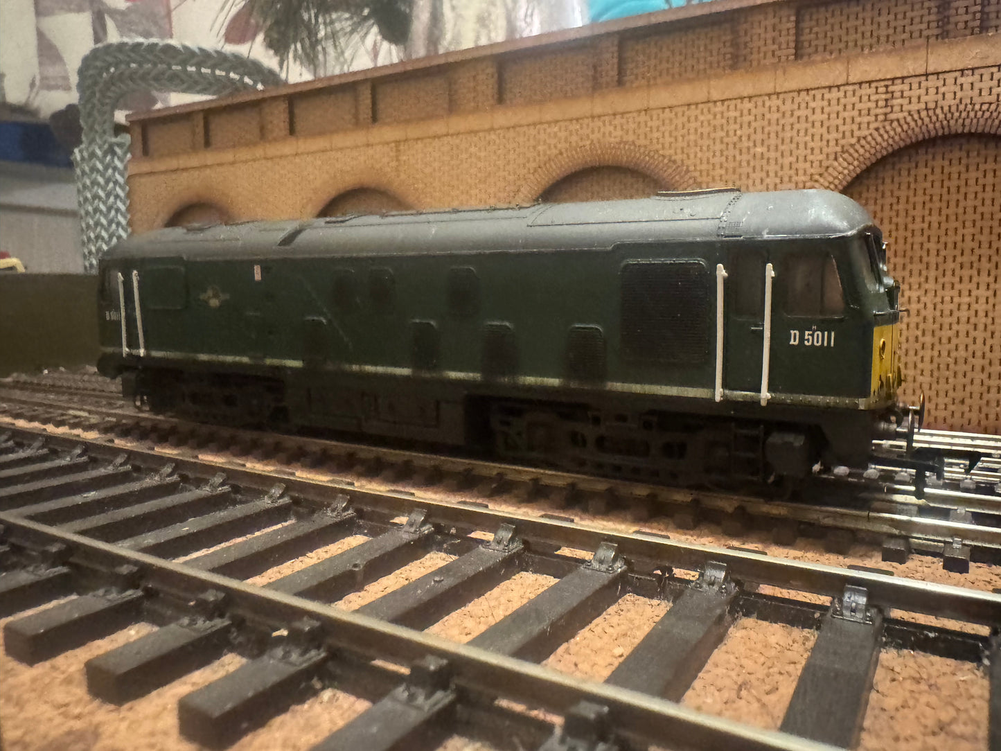 Bachmann 32-429 (OO) British Railways Sulzer Type 2 [Class 24] No.D5011 in Weathered BR Green and Small Yellow End. DCC Ready. 