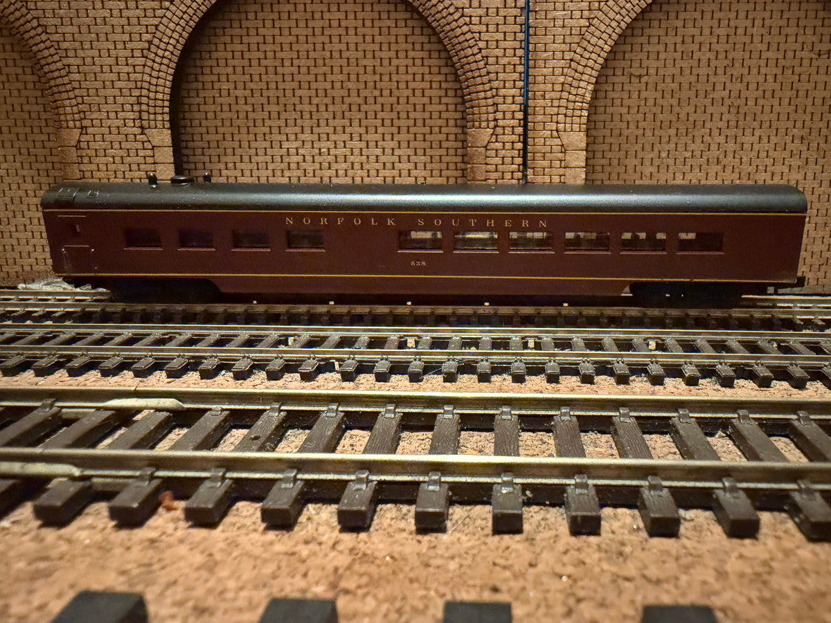 Con-Cor #0001-04072A (N Scale) Norfolk Southern 85ft Dining Car No.538 in NS Maroon. 