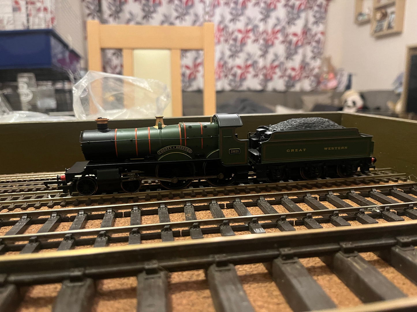 Hornby Railroad (OO) Great Western Railway, 38xx ‘County Class’, No.3821 “County of Bedford” in post grouping GWR lined Brunswick Green. DCC Ready.