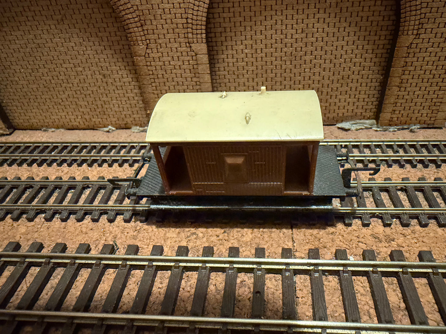 Tri-ang T72 (TT) British Railways 20T Brake Van No.B9514 in BR Brown 