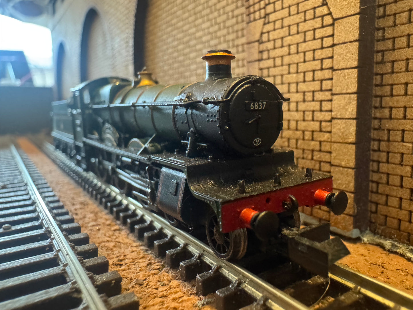 Dapol 2S-019-005 (N Gauge) Ex GWR 68xx ‘Grange’ No.6837 “Forthampton Grange” with 3500 Gallon Tender. (Shed Code 83F, Truro Depot) BR Lined Green. DCC Fitted