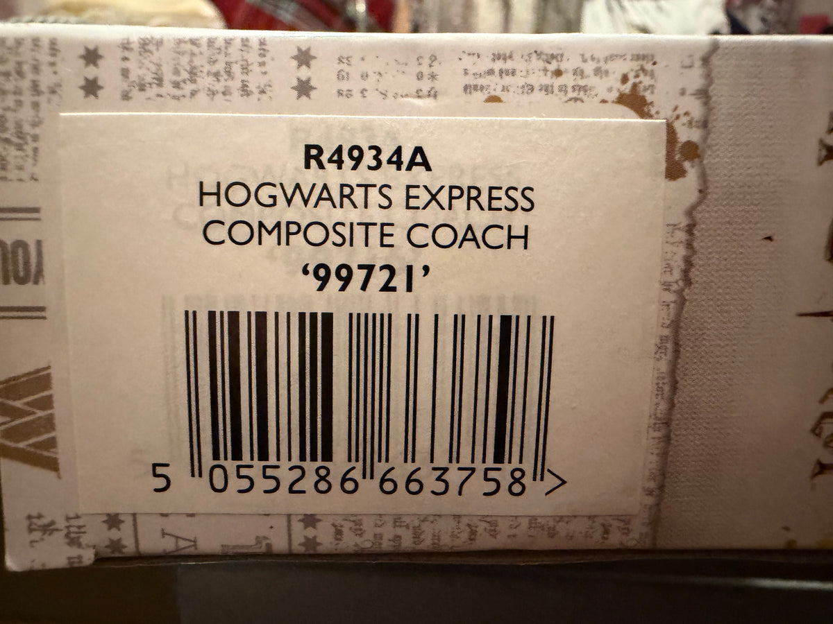 Hornby Harry Potter R4934A (OO) Ex British Railways MK1 Corridor Composite No.99721 in Hogwarts Railways Livery 