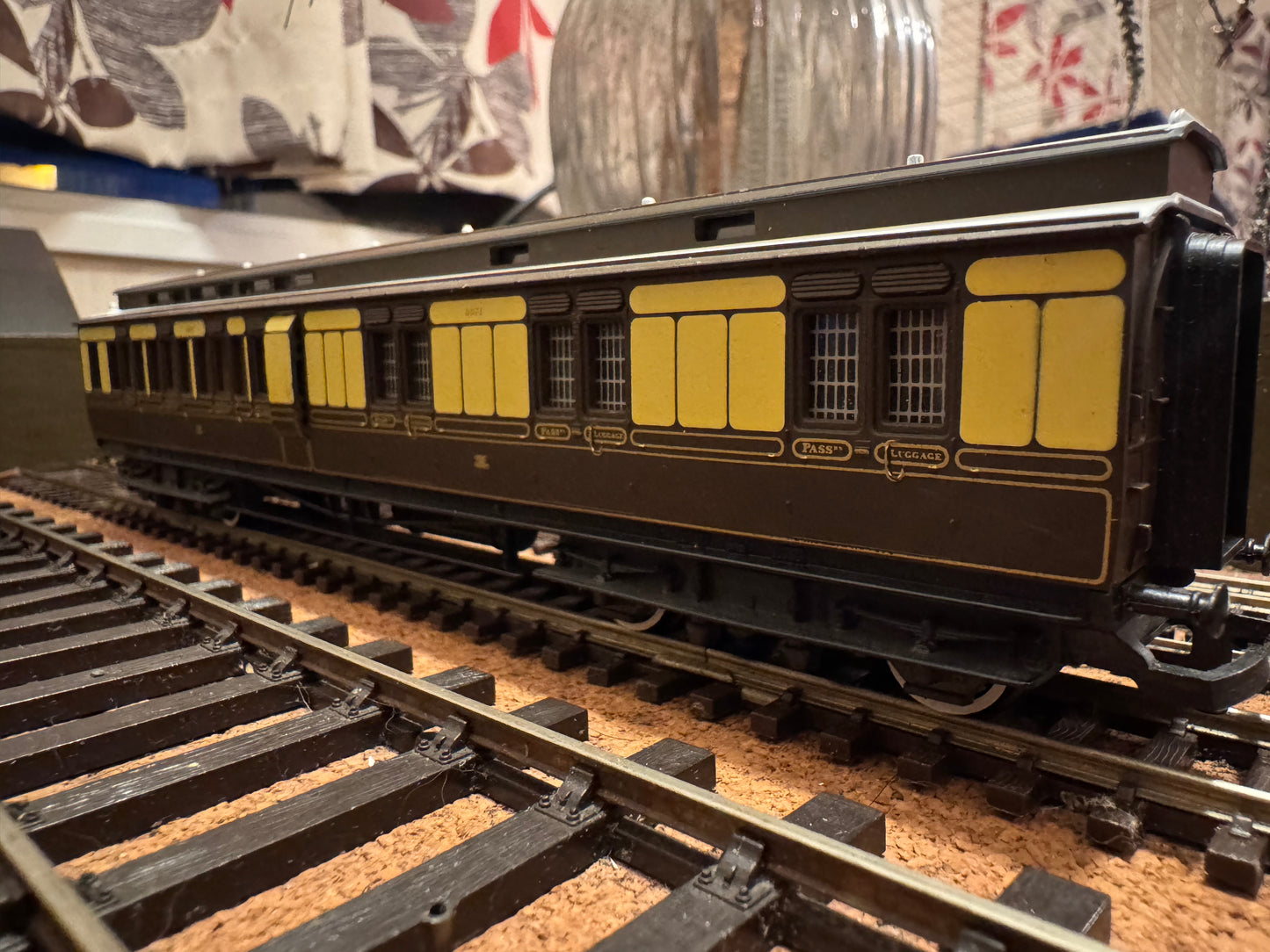 Hornby R4120 (OO) Great Western Railway ‘Dean’ Clerestory Brake No.3371 in GWR (1880 - 1908) Chocolate & Cream with Gold Lining. 
