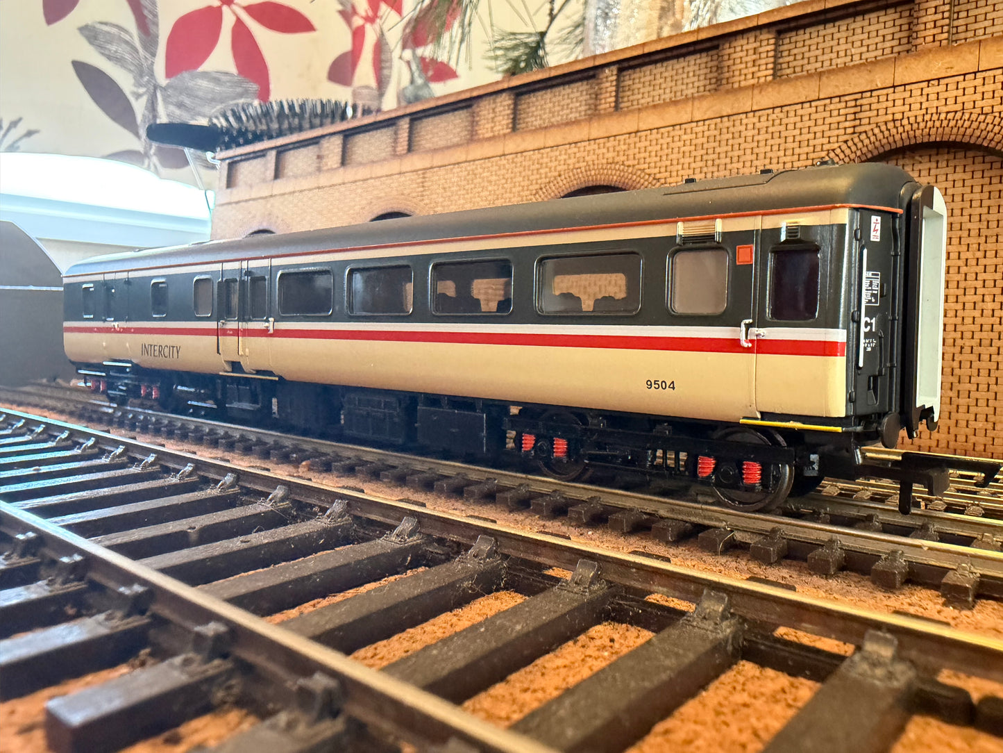 Hornby R4618 (OO) British Rail, MK2E Brake Standard Open No.9504 in Intercity Executive Livery.