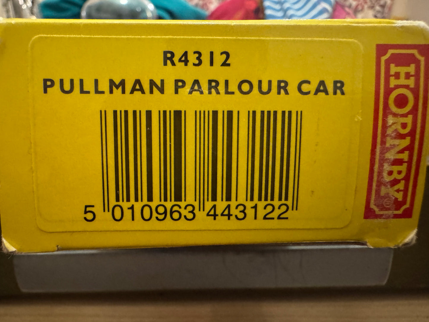 Hornby Railroad R4312 (OO) Pullman Class K, First Class Parlour Car in Pullman Car Company Livery 