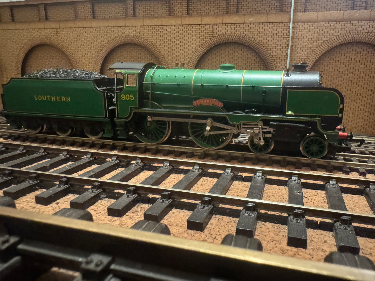 Hornby / Royal Doulton R648 (OO) ‘Waiting to Go’ Special Edition Collectors Set