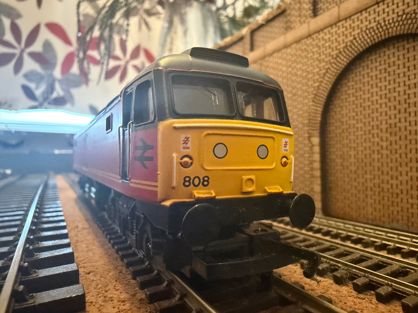 Hornby R717 (OO) British Railways Class 47/8 in British Rail Express Parcel (Royal Mail) Livery 