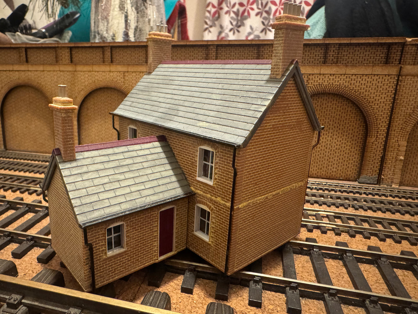 Manufacturer Unknown (OO / 1:76) Red Brick Semi Detached Houses 