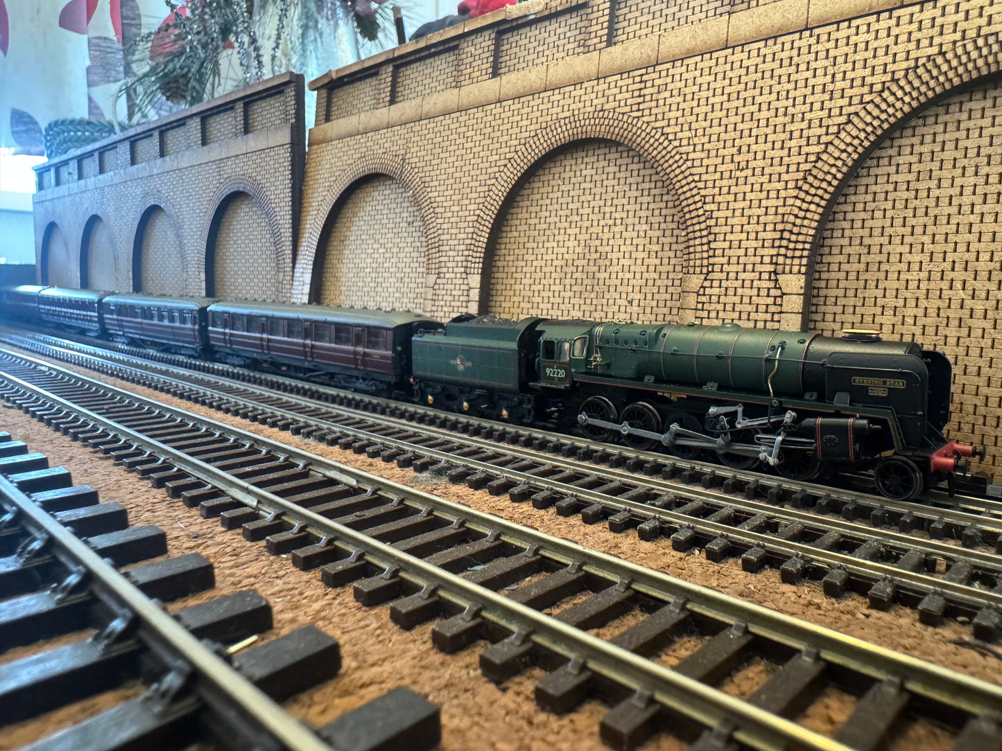 Dapol 2S-013-010 (N Gauge) Pines Express 9F 92220 “Evening Star” and Four Gresley Coaches. DCC Fitted 