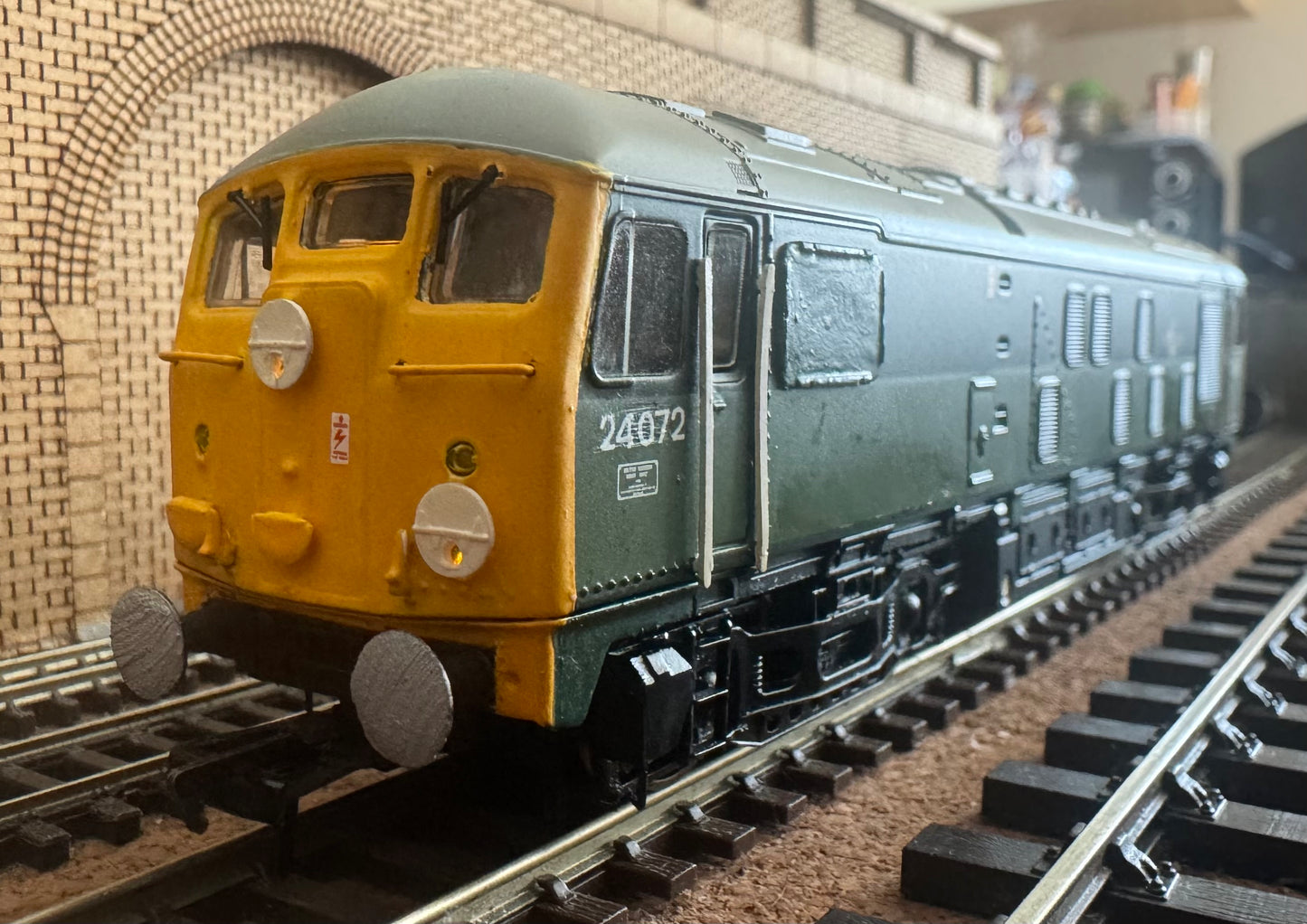 Bachmann 32-427 (OO) British Railways, Class 24/0 No.24072 in BR Two Tone Green and Full Yellow end, with TOPS transitional numbers. DCC Fitted 