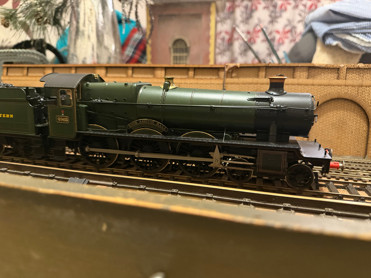 Tower Models (O) Great Western Railway 49xx ‘Hall Class’ No.4965 “Rood Ashton Hall” in Lined Great Western Railway Livery. 
