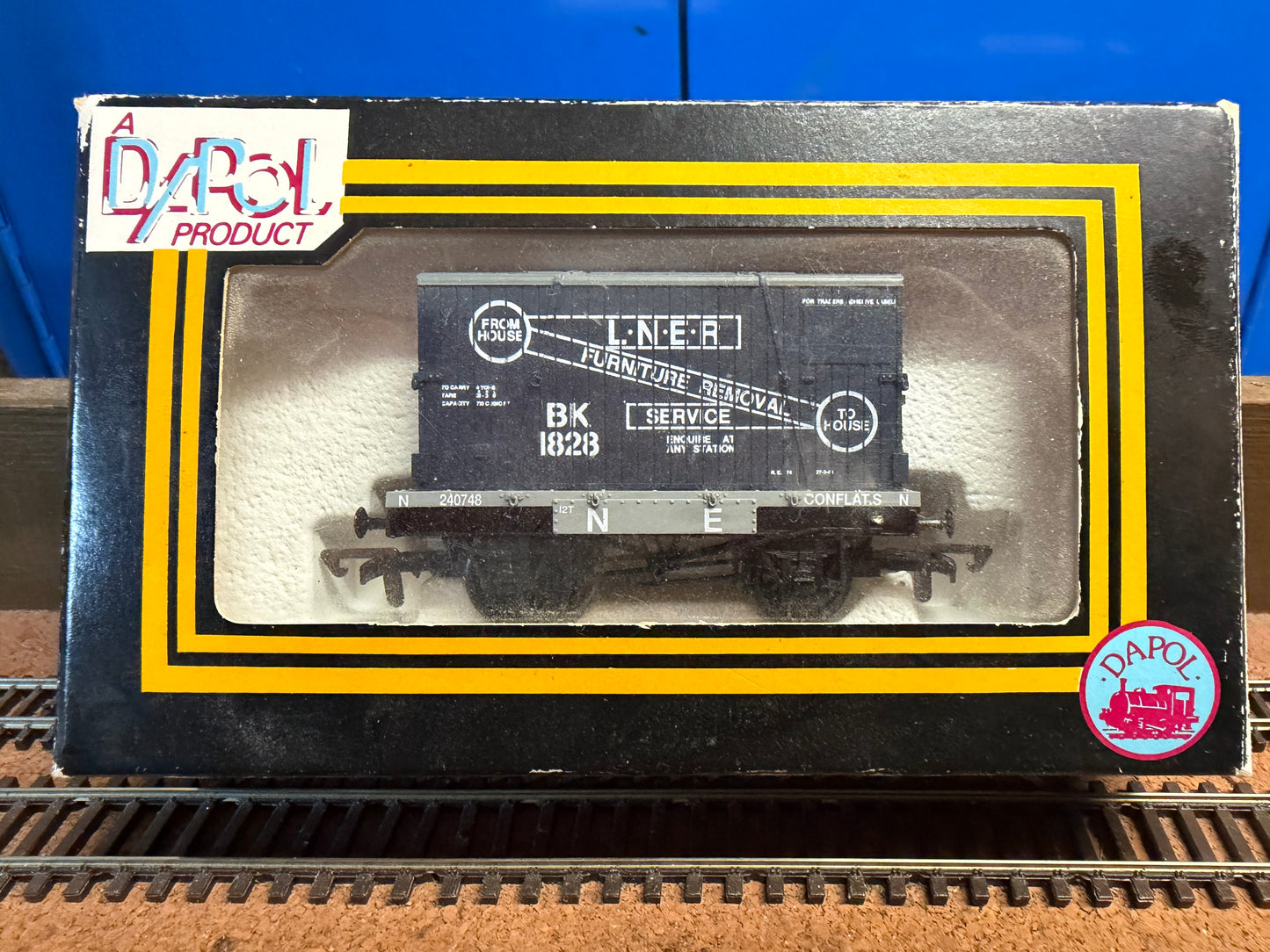 Dapol B121 (OO) London North Eastern Railway Conflat Wagon No.240748 and Container No.BK1828 