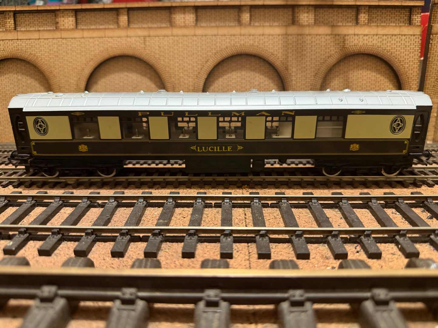 Hornby R.233 (OO) Pullman Type K First Class Parlour “Lucille” in Pullman Car Company Livery 