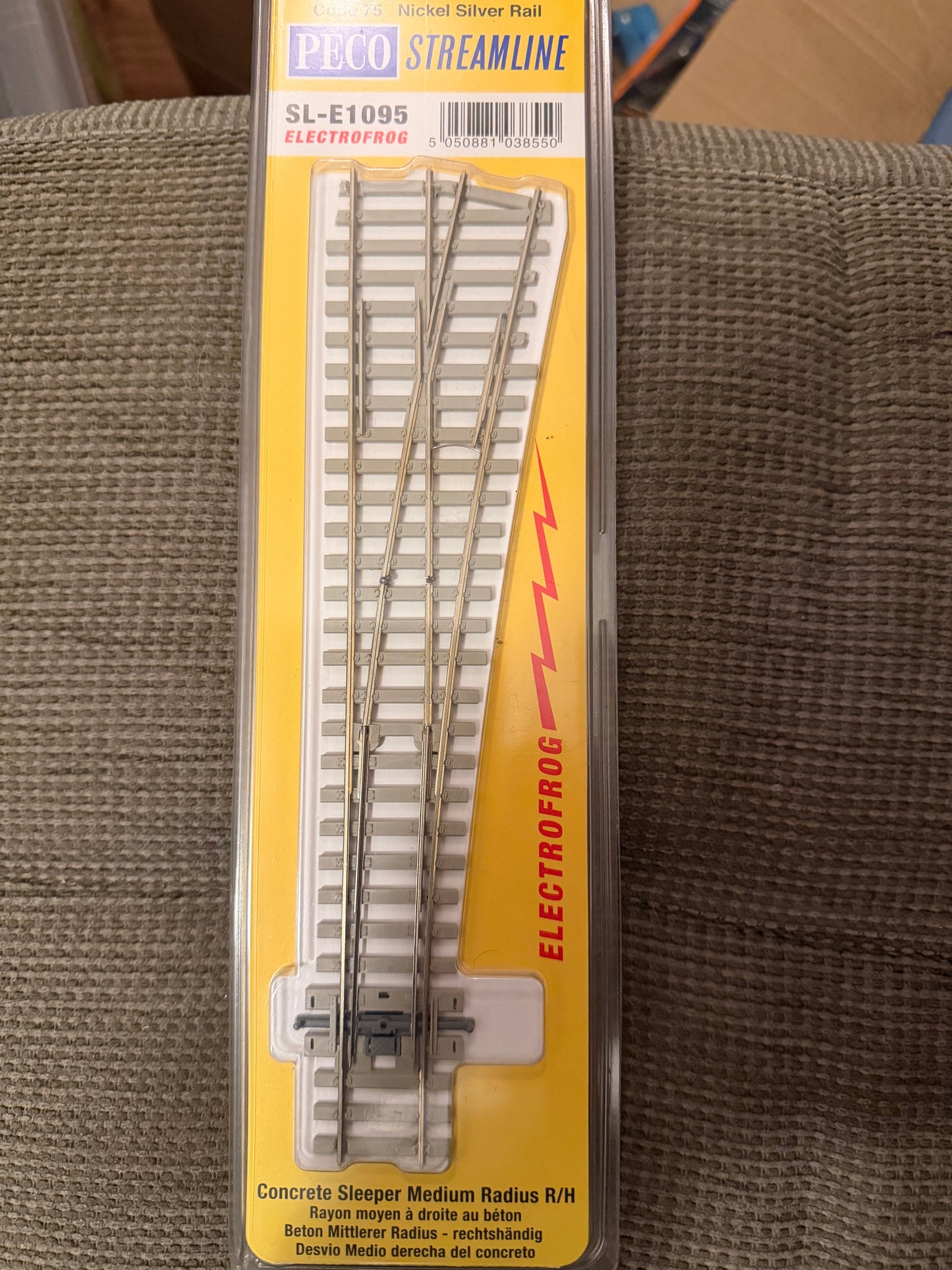 Peco Streamline SL-E1095 (OO / HO) Code 75, Concrete Sleeper Medium Radius Righthand Electrofrog point.