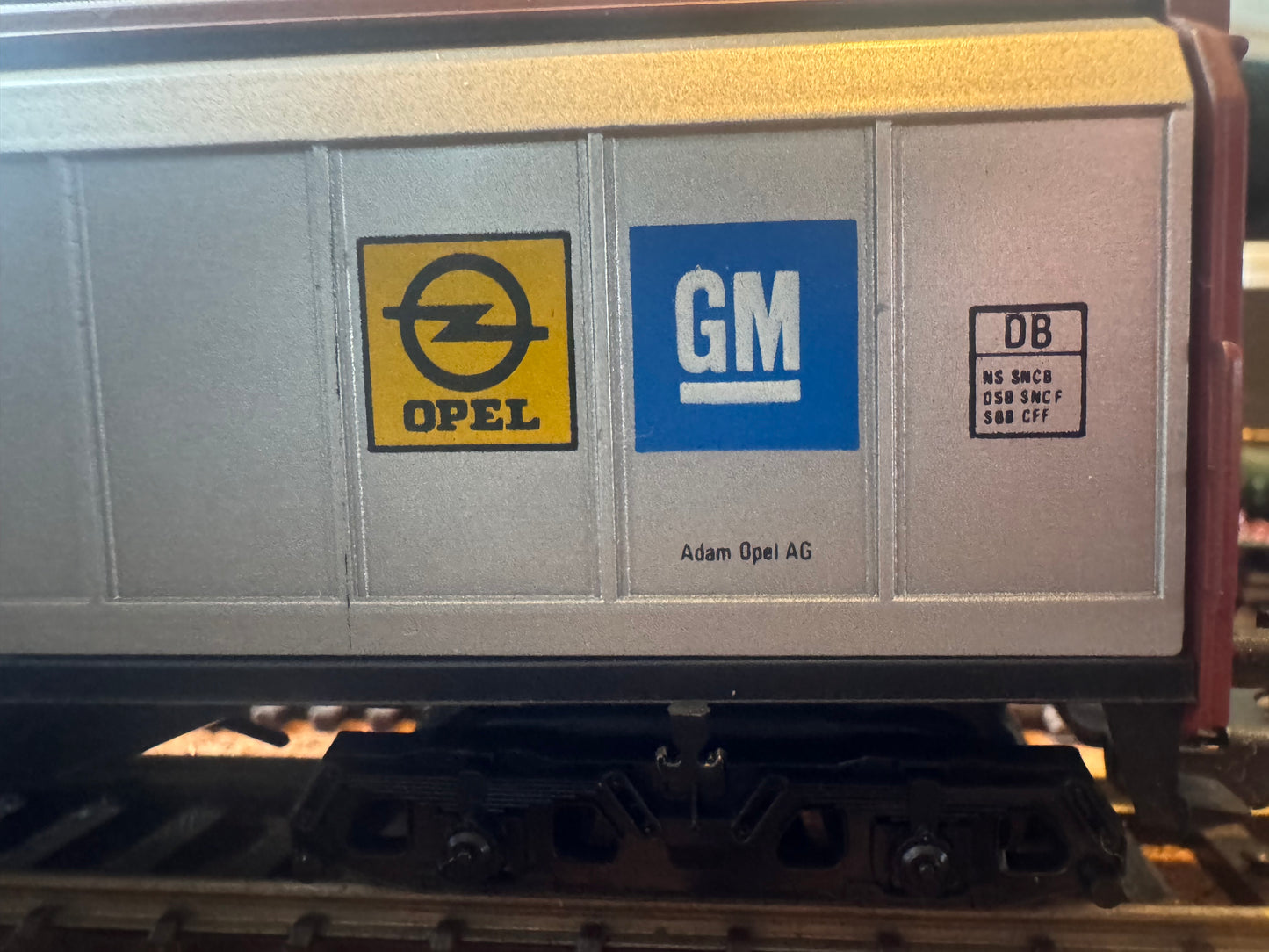 Electrotren 5511 (HO) Deutsche Bahn Sliding Door Van No.027 2 833 in Opel / General Motors livery.