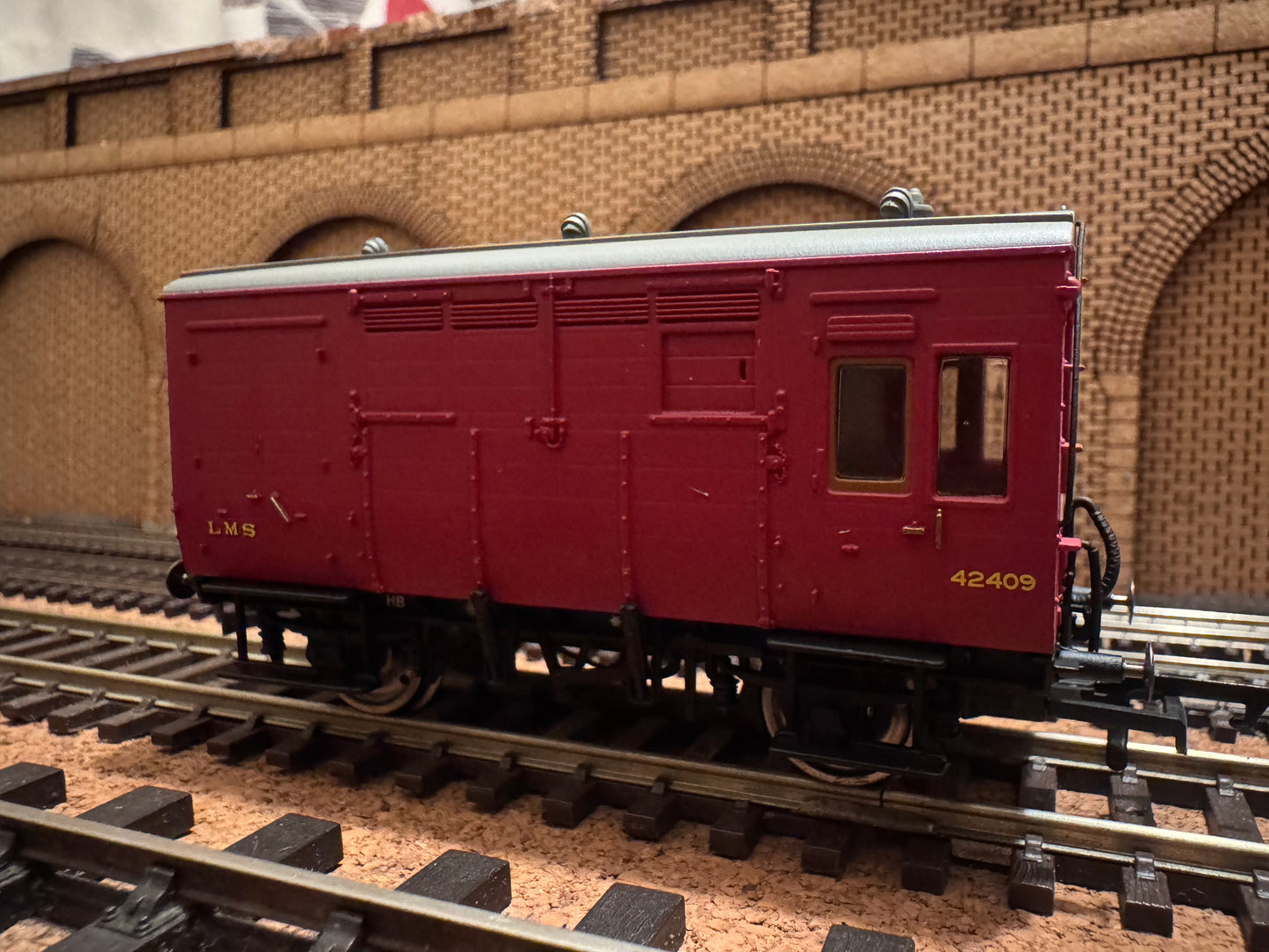 Hornby R6678A (OO) London Midland & Scottish Railway, Horse and Groom Box, No.42409 in LMS Crimson 
