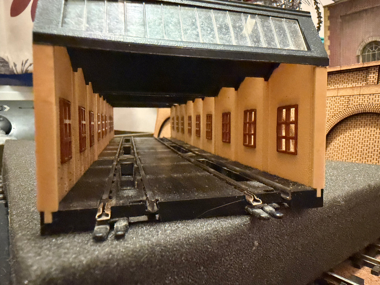 Tri-ang T.28 (TT) x3 Type A Twin Road Loco shed with six inspection pits. 