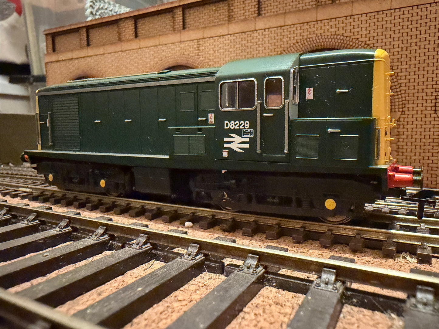 Heljan 1502 (OO) British Railways, British Thomson Houston Type 1 [Class 15] No.D8229 in BR Green with Full Yellow Ends and Double Arrow. DCC Ready 