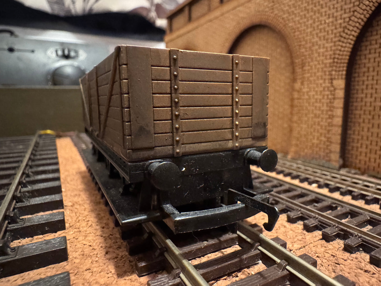 Hornby R1085 (OO) Long Wheel Base Severn Plank Wagon. Un-numbered / Repainted