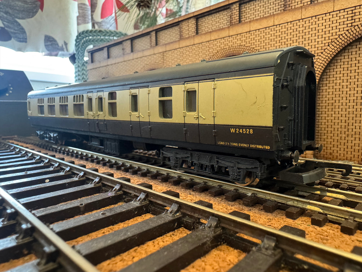 Lima L305333 (OO) British Railways MK1 Brake Second Corridor No.W24528 in BR Western Region Chocolate & Cream 