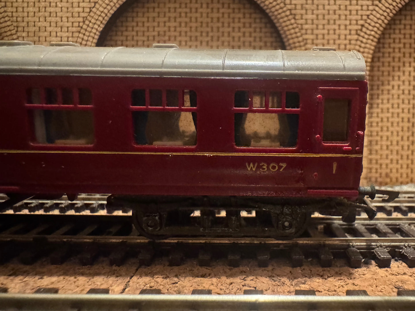 Tri-ang T-86 (TT) British Railways MK1 Restaurant Car No.W307 in BR Maroon 