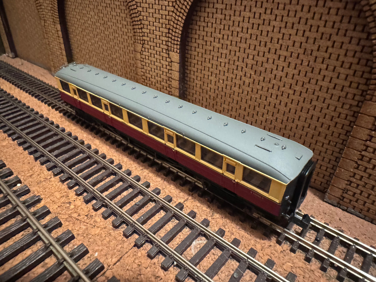 Dapol NC-60C (N Gauge) Ex LNER ‘Gresley’ Corridor Second No.E12706E in British Railways Blood and Custard Livery 