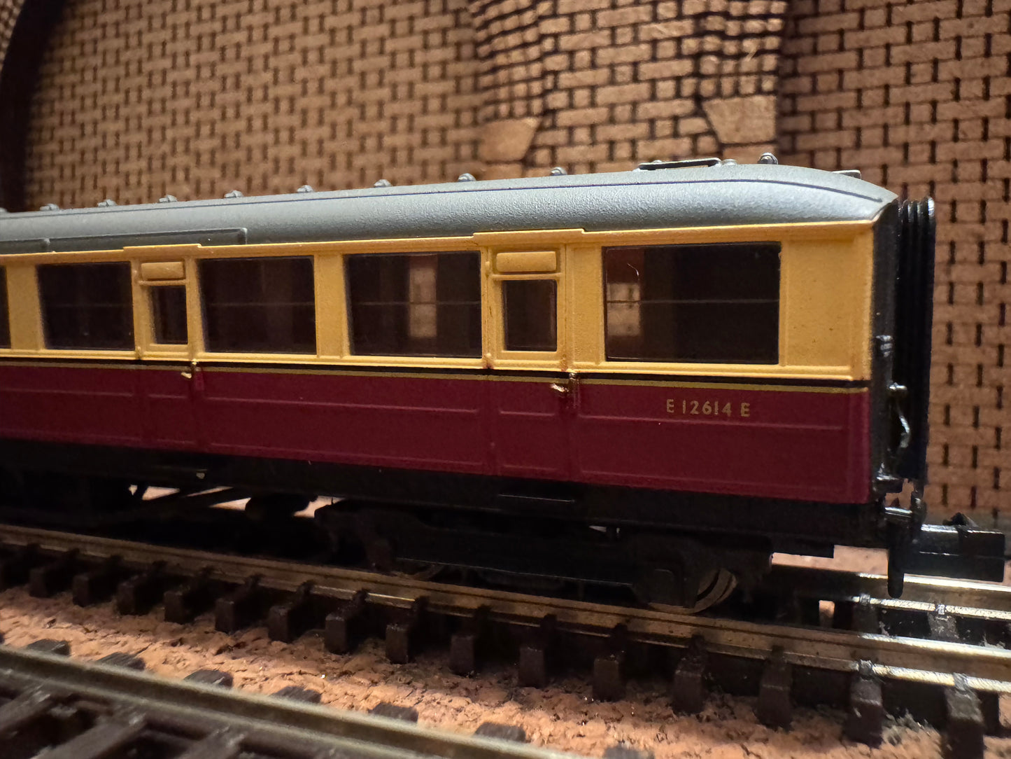 Dapol NC-60D (N Gauge) Ex LNER ‘Gresley’ Corridor Second No.E12614E in British Railways Blood and Custard Livery 