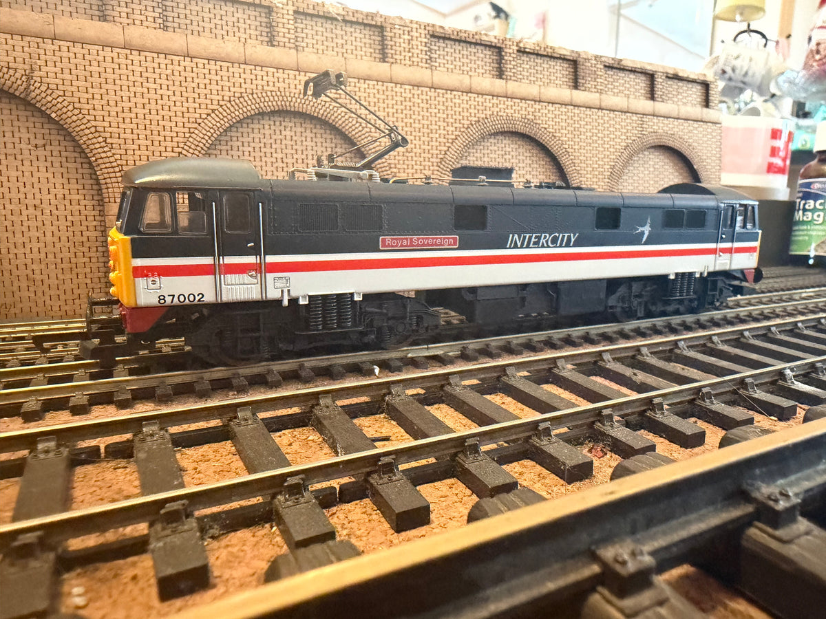 Lima 204810A6 (OO) British Rail Class 87/0 No.87002 “Royal Sovereign” in BR Intercity Swallow 
