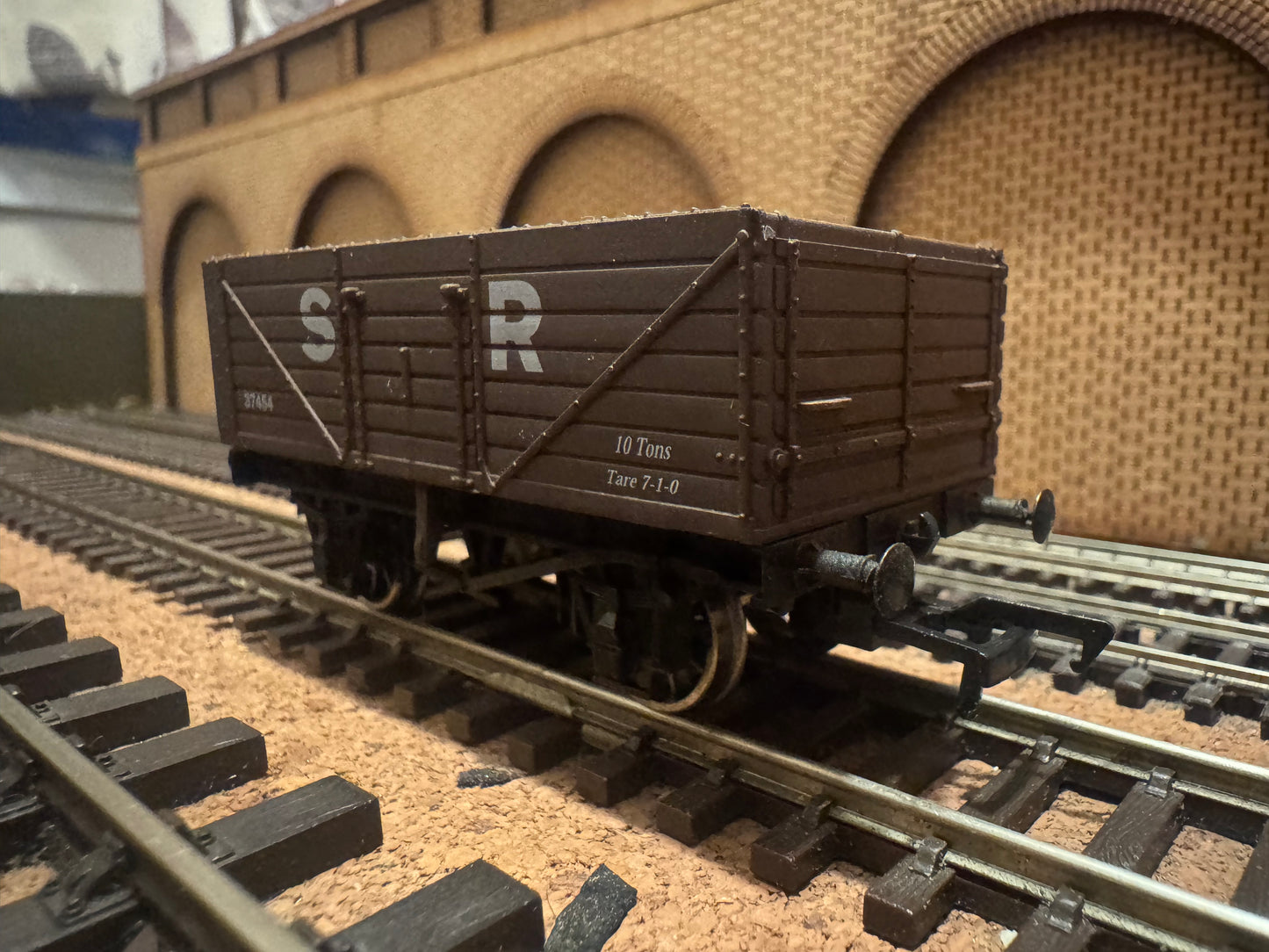 Dapol 4F-071-015 (OO) Southern Railway 10T Severn Plank Wagon No.37454 in SR Brown 