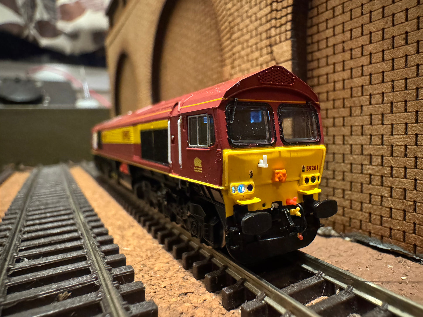 Dapol 2D-005-006 (N Gauge) Ex National Power, Class 59/2 No.59201 “Vale of York” in English Welsh & Scottish, Red and Gold. DCC Ready