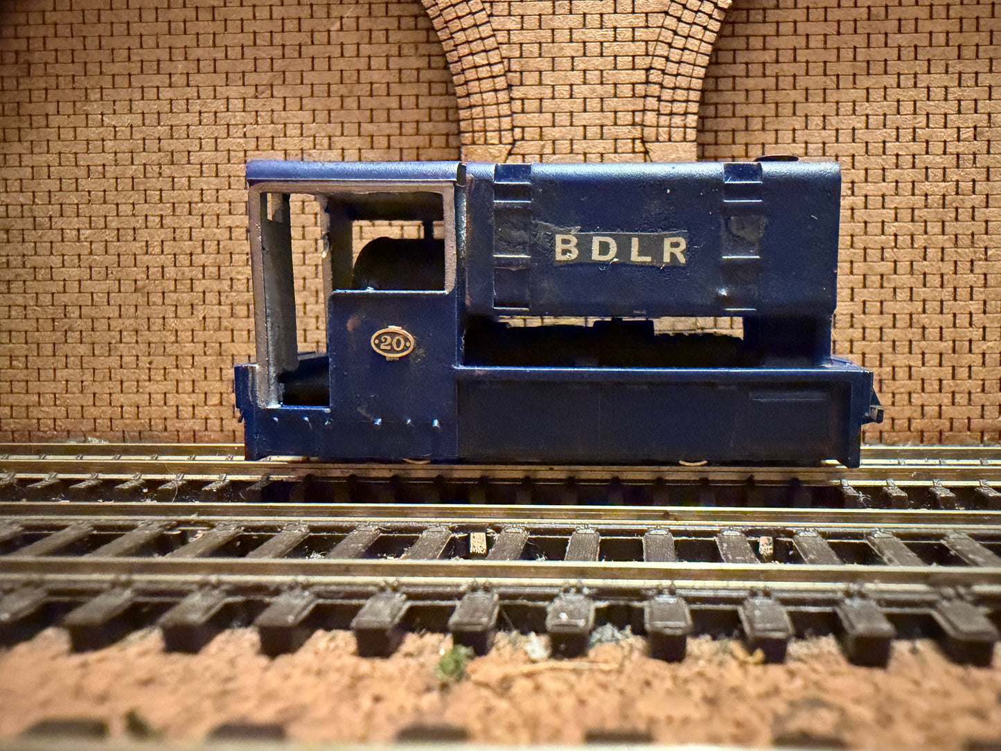 Kato / Unknown (OO9) HK Porter Co. ‘Roller Ingot’ Saddle Tank No.20. In BDLR tramway livery.