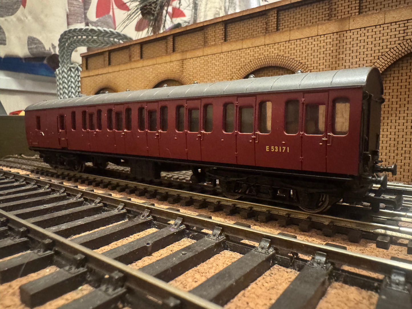 Bachmann 34-628A (OO) British Railways Mk1 57Ft Suburban Brake No.E53171 in BR Unlined Crimson.
