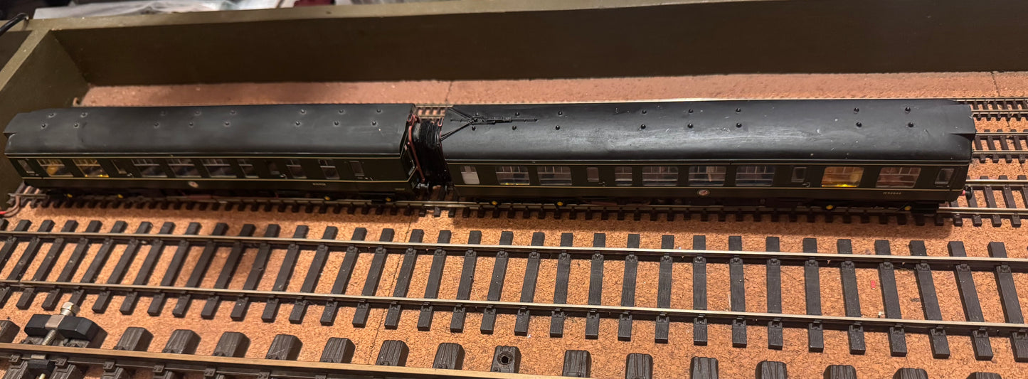 Bachmann 32-900A (OO) British Railways Class 108 DMU Units M52043 & M51928 in BR Green with Speed Whiskers. DCC Sound fitted 