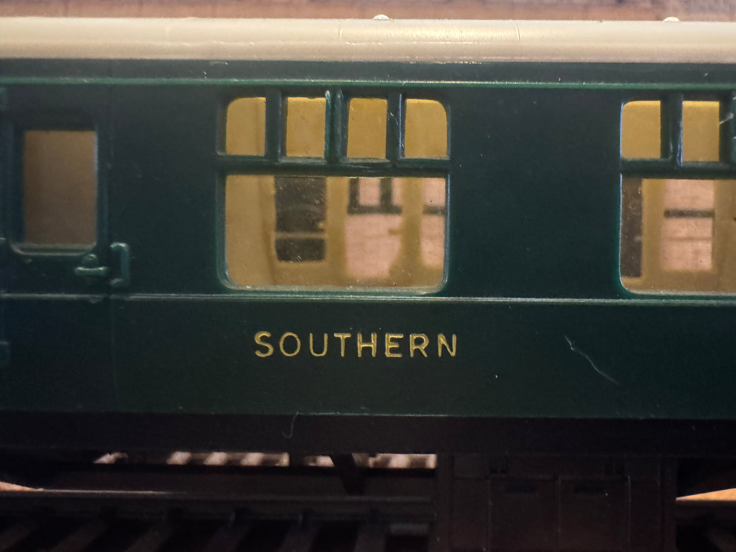 Tri-ang Hornby R933 (OO) British Railways MK1 Second Corridor No.5740 in Southern Railway Green. 