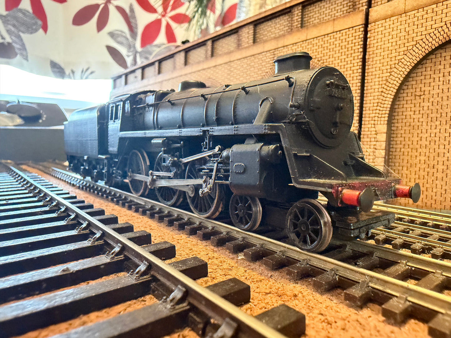 Bachmann 31-105 (OO) British Railways Standard Class 4MT 4-6-0 No.75020 with double chimney and BR1B Tender in Heavily Weathered BR Lined Black 