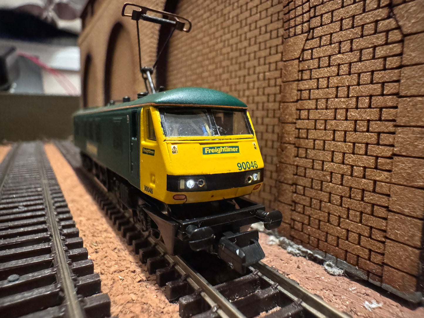 Graham Farish 371-777 (N Gauge) Ex BR Class 90, No.90046 in Freightliner Green & Yellow. DCC Fitted.
