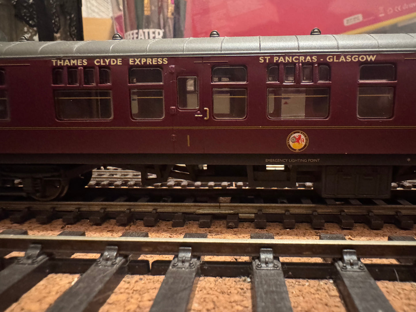 Hornby R2329M (OO) The Thames-Clyde Express, Train Pack. Special Edition No.1452 of 1500. 