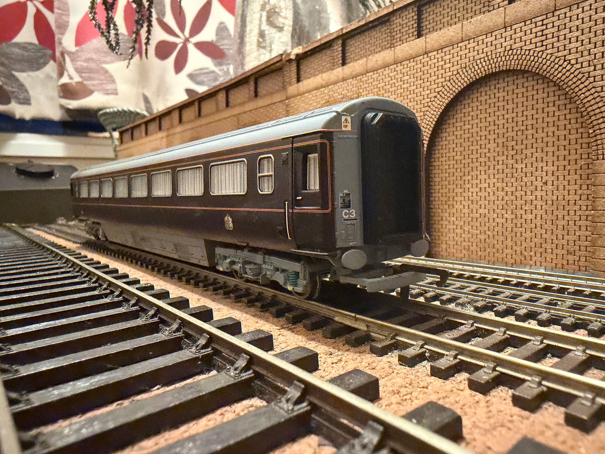 Hornby R4400 (OO) Ex British Rail, Mk3, Queen Elizabeth II Saloon Coach No.2903 in EWS / DB Cargo Royal Rail Dark Claret 