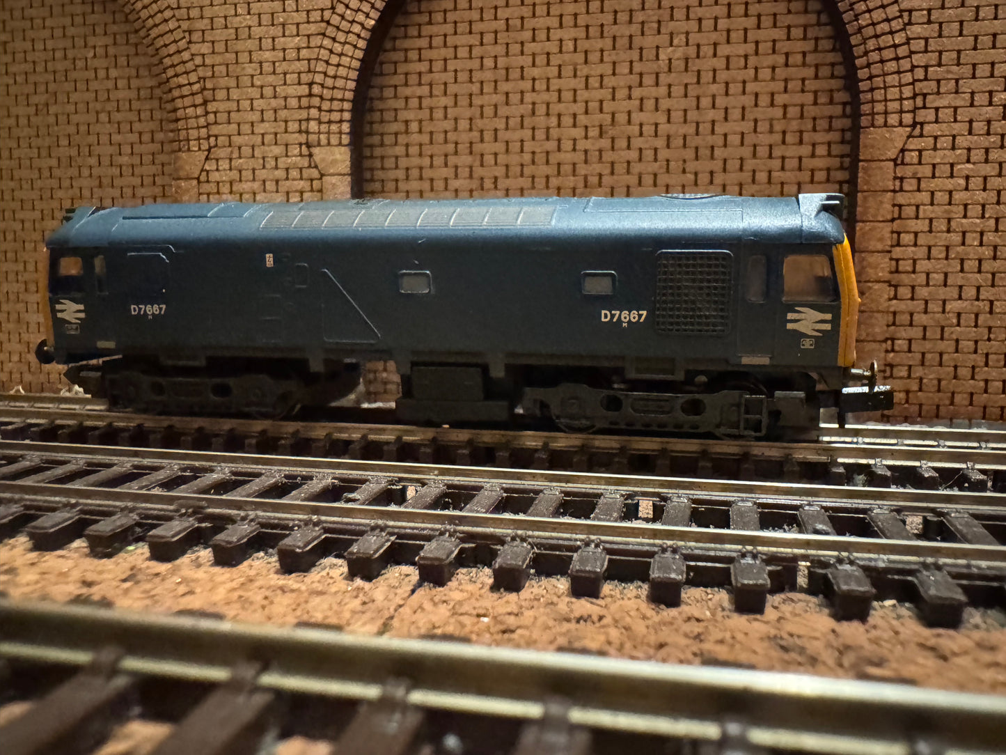 Graham Farish 371-076 (N Gauge) British Railways Sulzer Type 2 (25/3) No.D7667 in Pre-TOPS British Rail Blue 