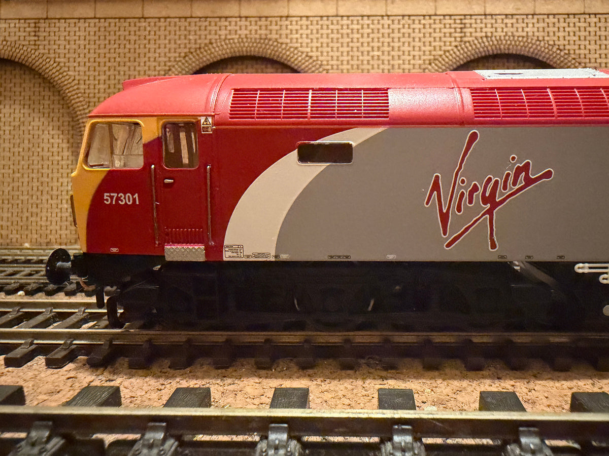 Bachmann 32-751 (OO) Brush Traction / Virgin Trains Class 57/3 No.57301 “Scott Tracey” in Virgin Trains Livery and Pre Dellner Coupling Condition. DCC Ready