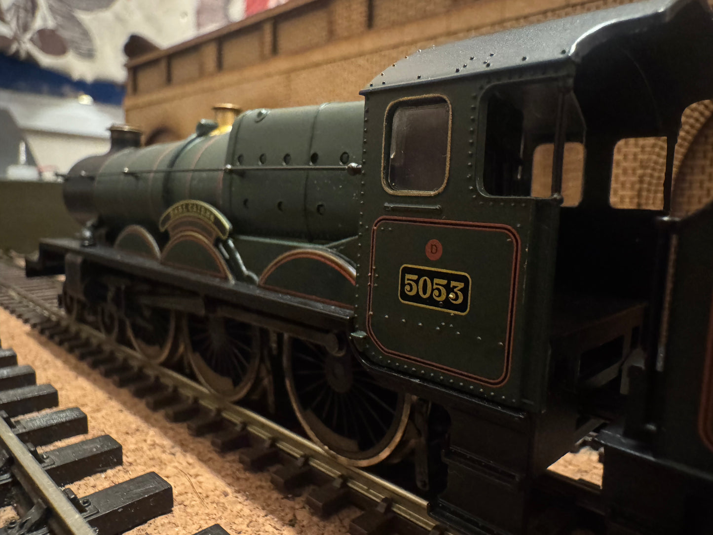 Hornby R2086 (OO) Ex GWR 4073 ‘Castle Class’ No.5053 “Earl Cairns” with Hawksworth 4000G Tender in British Railways Lined Maroon 