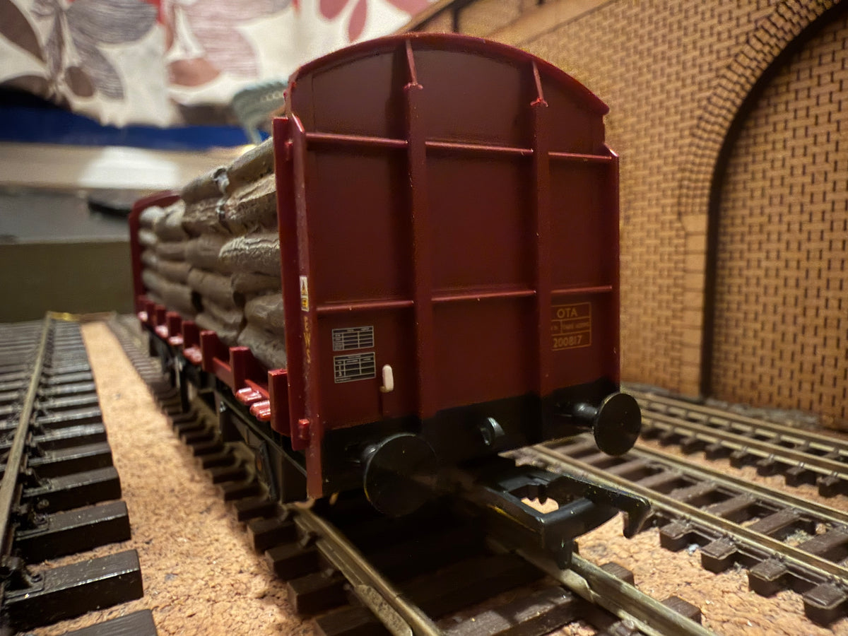 Bachmann 38-301 (OO) Ex British Rail, OTA Lumber Wagon with Load No.200817 in EWS Livery 
