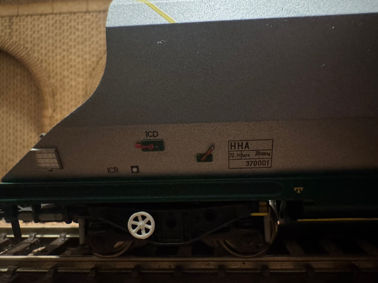 Bachmann 38-031 (OO) Freightliner 100T HHA Bogie Hopper with hinged end doors No.370001 in Freightliner Heavy Haul Livery with. 