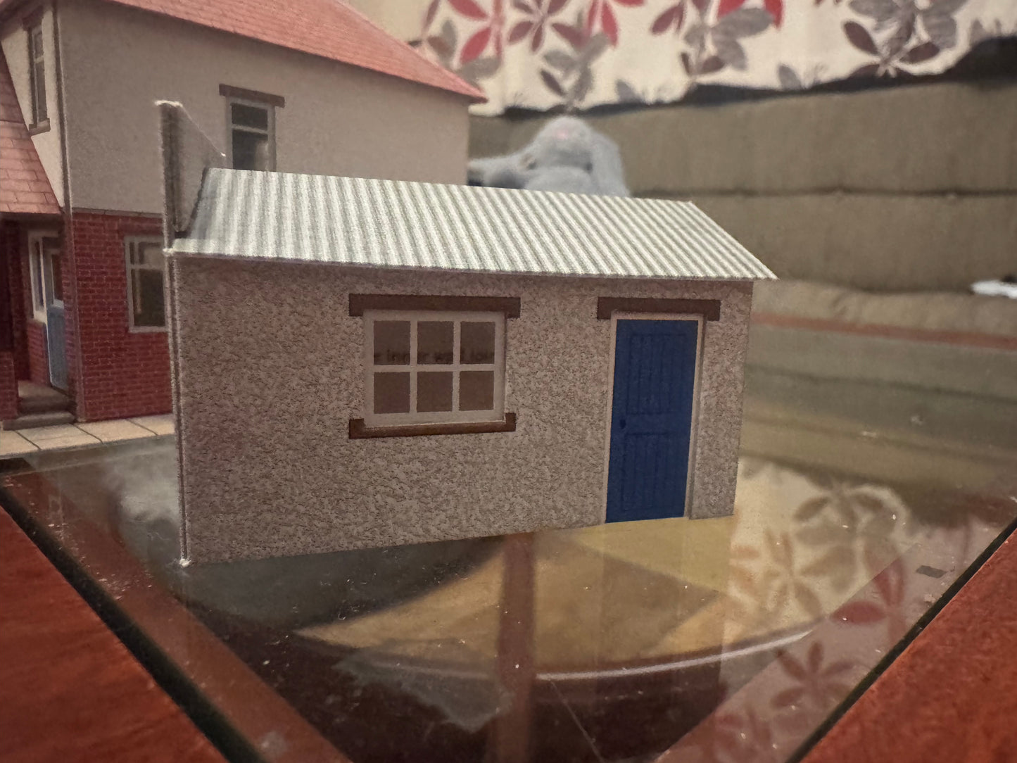 Metcalfe PO266 (OO / 1:76) 1930s Suburban Semi and Garages. Pre Made 