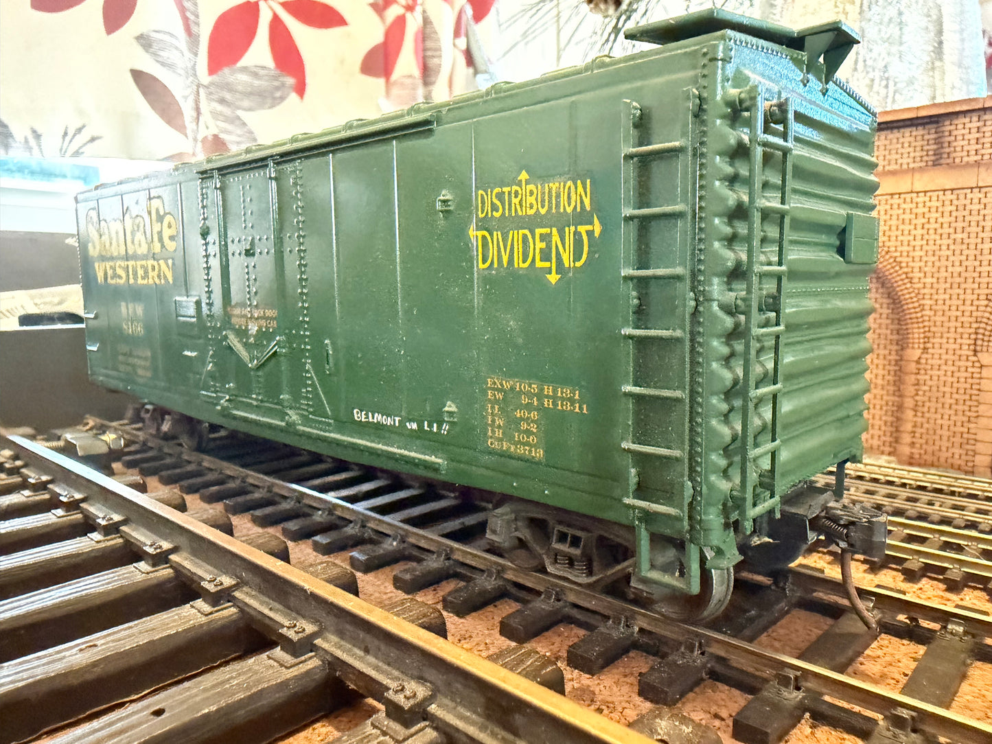 Atlas (O Gauge) Santa Fe Western Box Car No.8166 in SFW Distribution Dividend livery 
