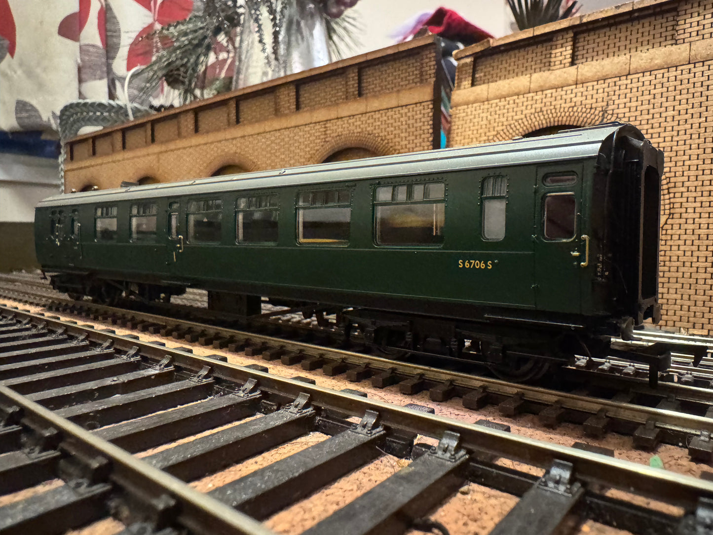 Bachmann 34-800 (OO) Ex SR, ‘Bulleid 10 Vent’ 63ft Brake Composite No.S6706S in British Railways Southern Region Green. Coaches set 69. 