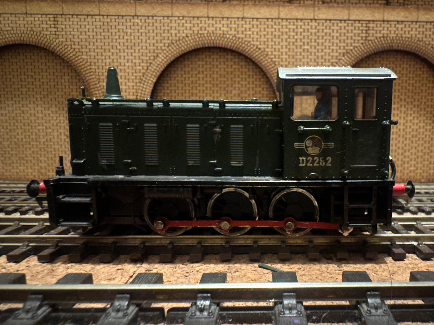 Bachmann 31-338 (OO) British Railways, Drewry Car Company 200HP 0-6-0 Diesel Mechanical Shunter [Class 04] No.D2282 in lightly weathered Plain BR Green. 