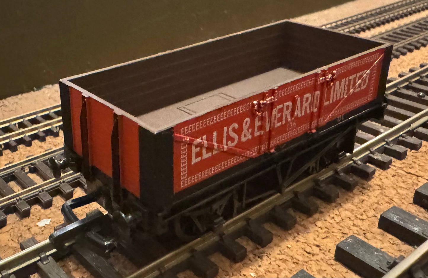 Mainline (OO) Ellis and Everard Limited, 10ton, 5 plank open wagon, No.136