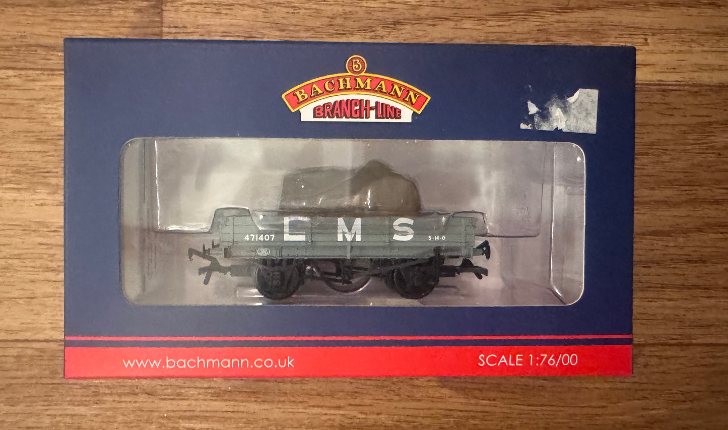 Bachmann 37-937 (OO) London Midland & Scottish Railway, Three Plank Open Wagon No.471407 in LMS Grey with covered tractor load 